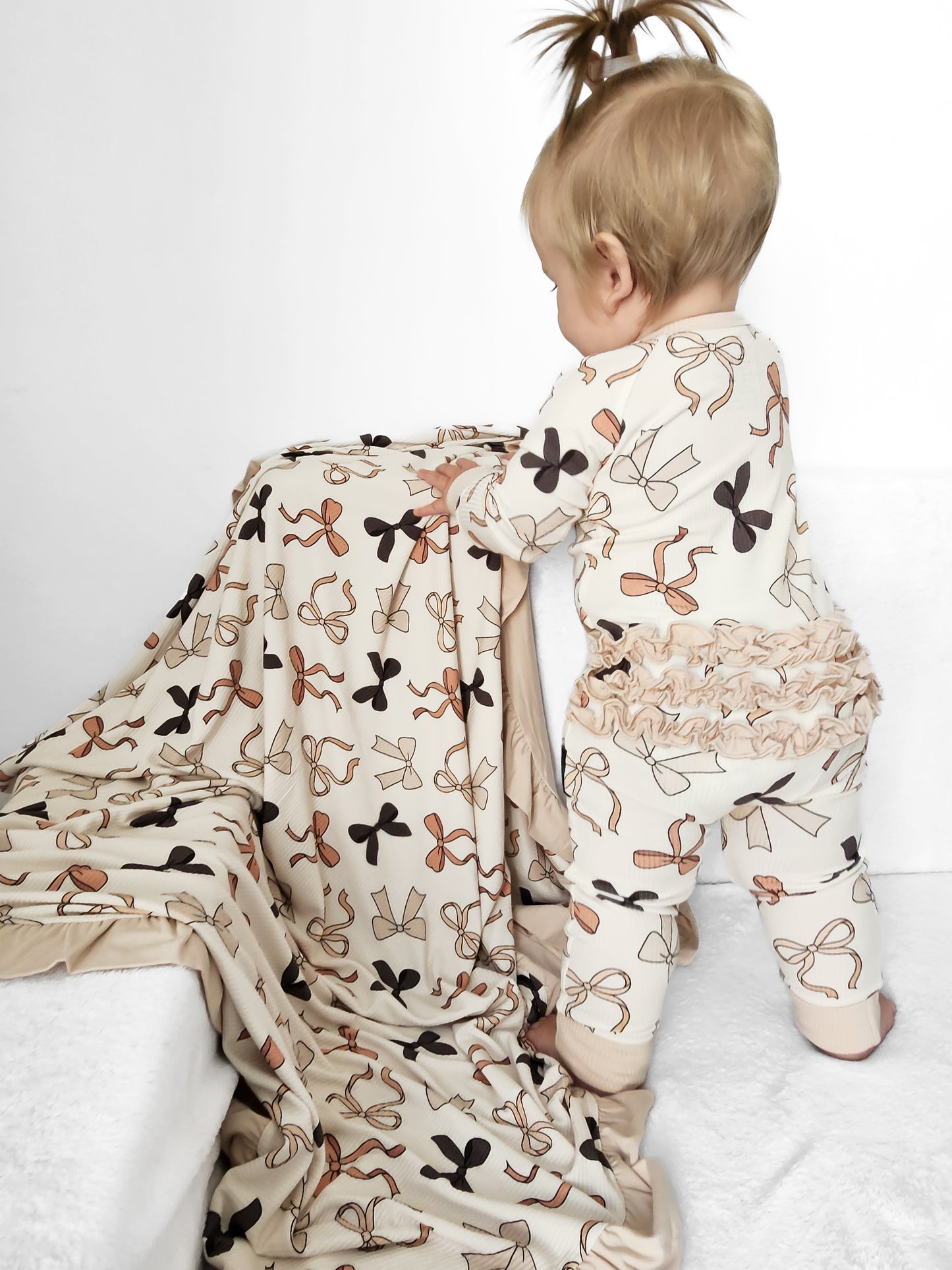 BAMBOO RIBBED RUFFLE BLANKET - BOWS