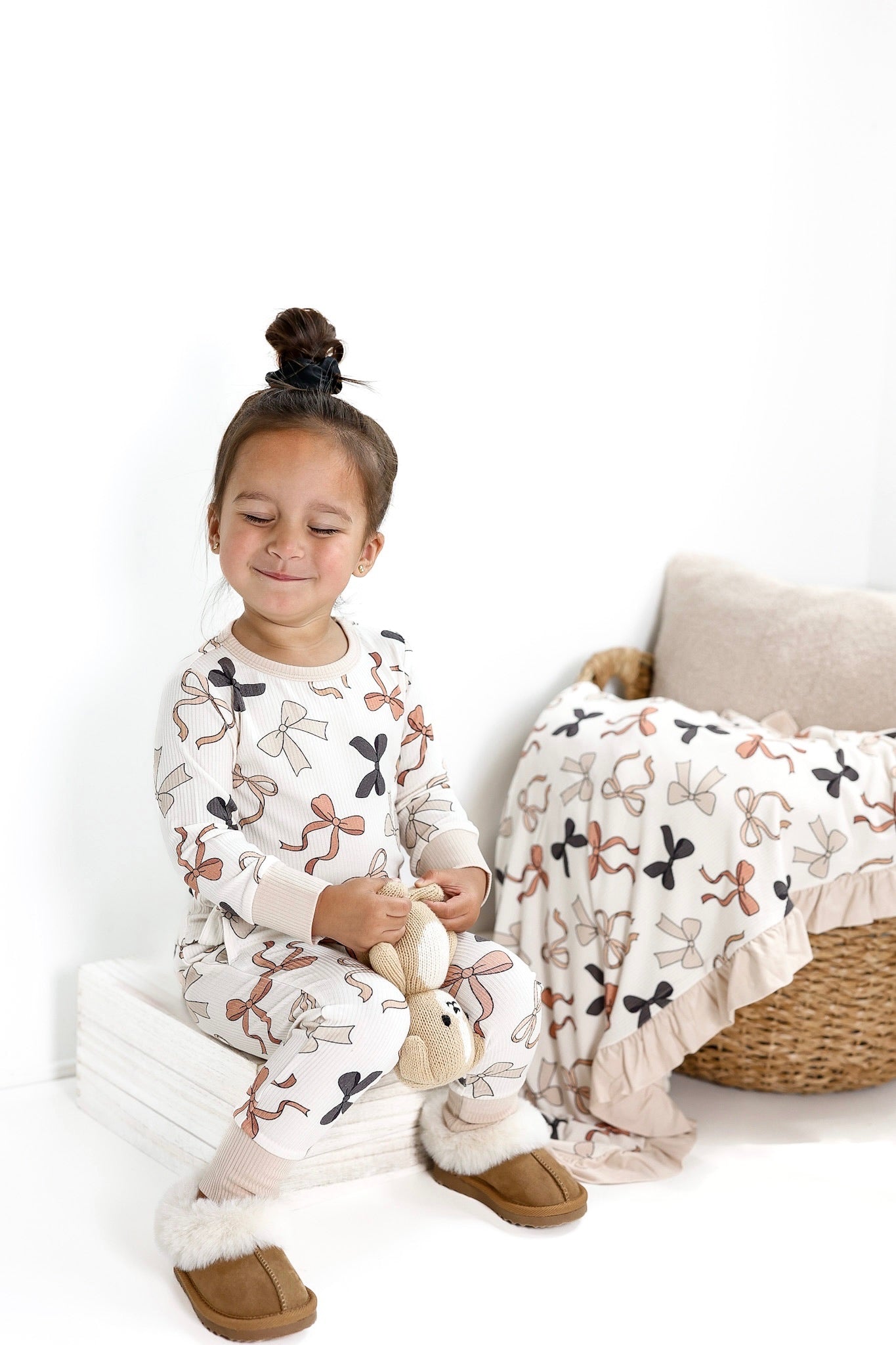 BAMBOO RIBBED RUFFLE BLANKET - BOWS