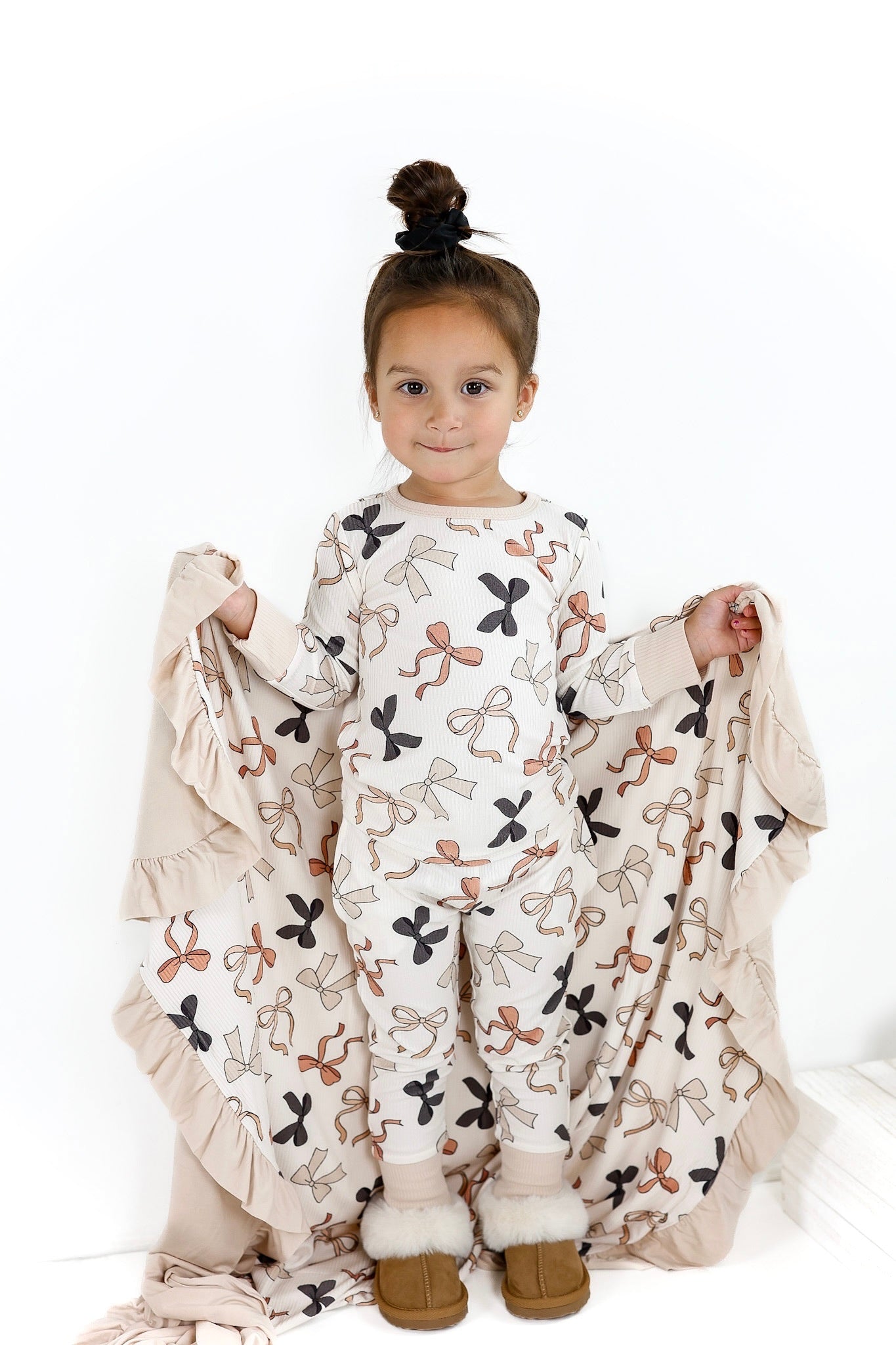 BAMBOO RIBBED RUFFLE BLANKET - BOWS