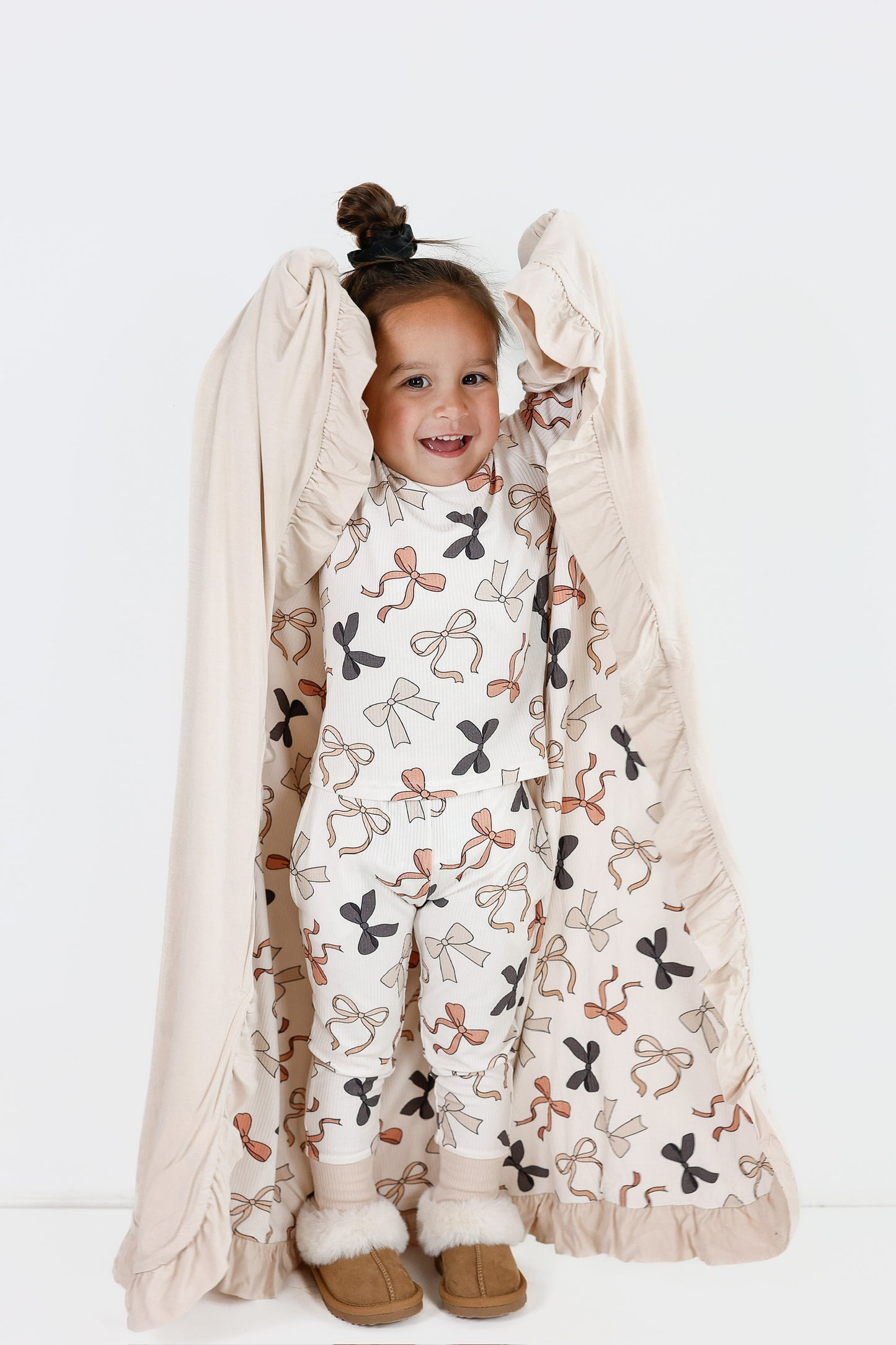 BAMBOO RIBBED RUFFLE BLANKET - BOWS