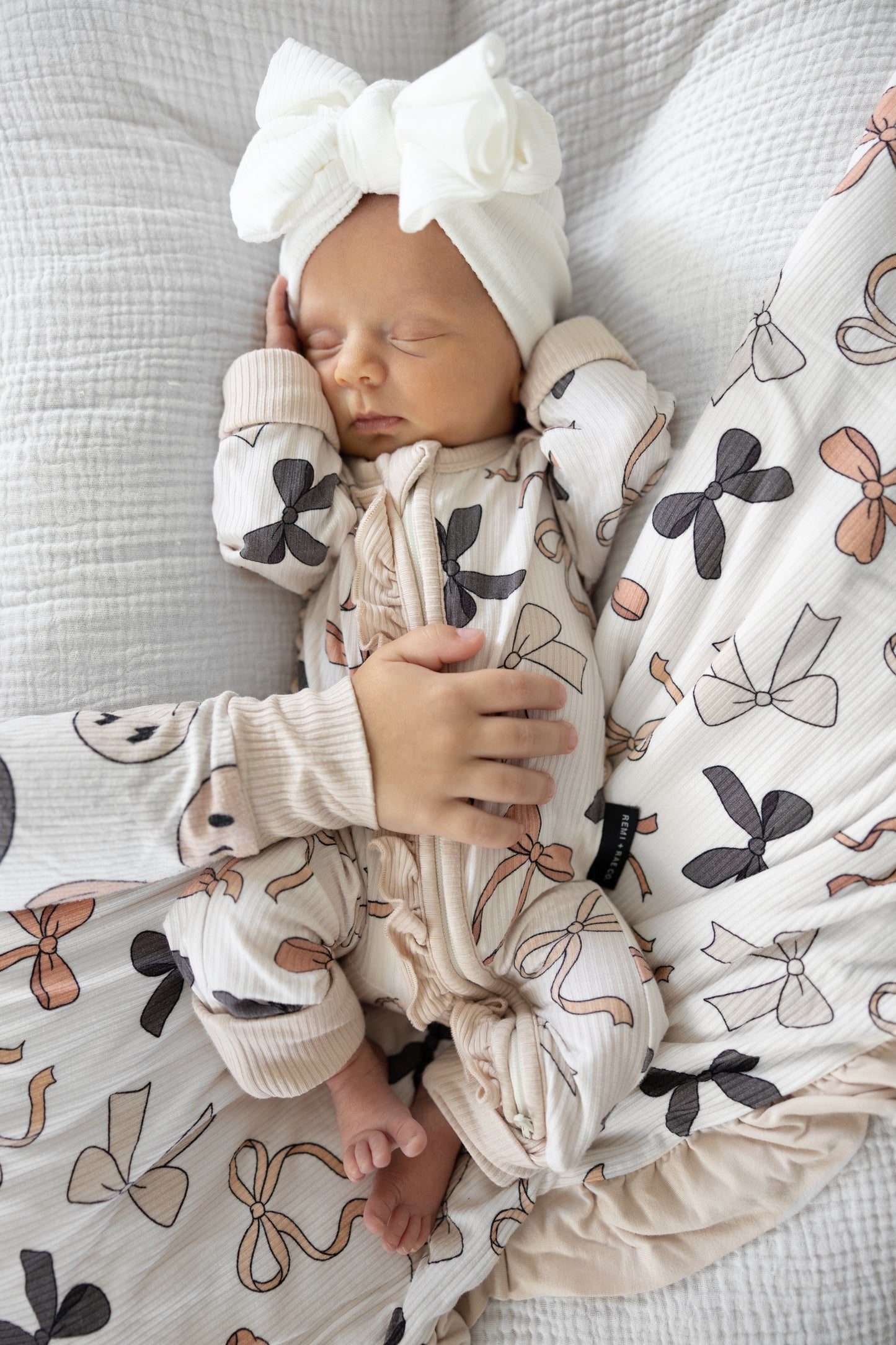 BAMBOO RIBBED RUFFLE BLANKET - BOWS