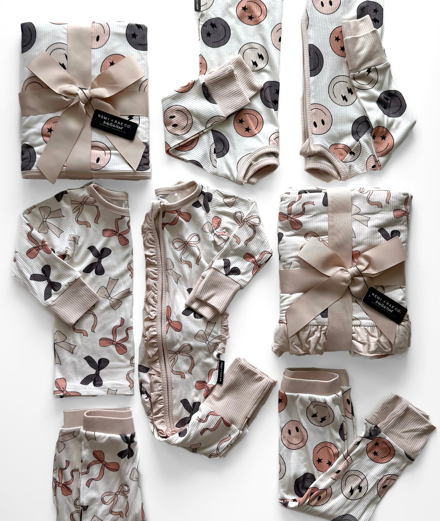 BAMBOO RIBBED RUFFLE BLANKET - BOWS