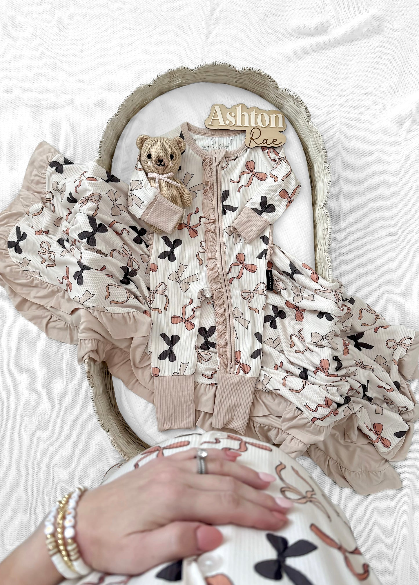 BAMBOO RIBBED RUFFLE BLANKET - BOWS